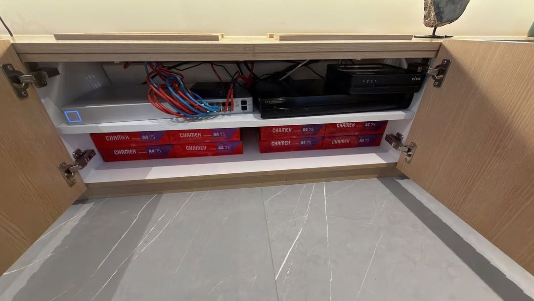 Equipamentos de conectividade e cabeamento organizados em um armário de instalação